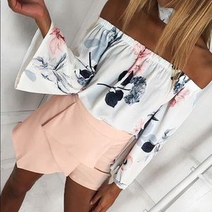 ⚠️Closeout! Evelyn off-the-shoulder floral top!